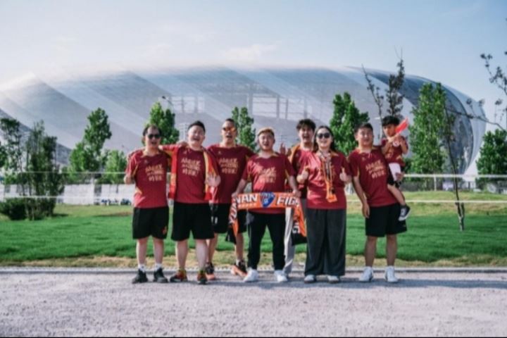 陪伴是最长情的告白！16年“元老级”吧友现场助威国足