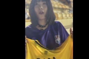 广州豹外援罗萨向老东家津门虎球迷谢场，赠送女球迷球衣图片
