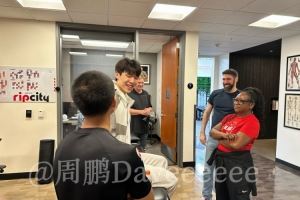 周鹏：发布会后球队与瀚森沟通 譬如喜欢吃什么 事无巨细热情极了图片
