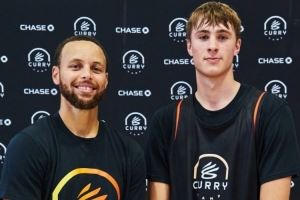 库里晒合照祝贺弗拉格：从库里训练营到NBA 冲呀