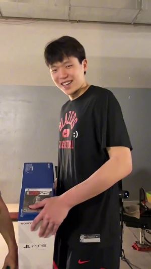 爱吃饭睡觉打游戏🤣杨瀚森收获礼物PS5 开心地抱着炫耀了一路图片