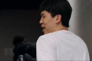 抵达球馆！球迷冲着杨瀚森喊“哥哥好帅”  杨瀚森一脸嫌弃😂图片