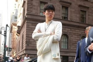 祝小杨好运！杨瀚森一身白色西装出席2025年NBA选秀大会